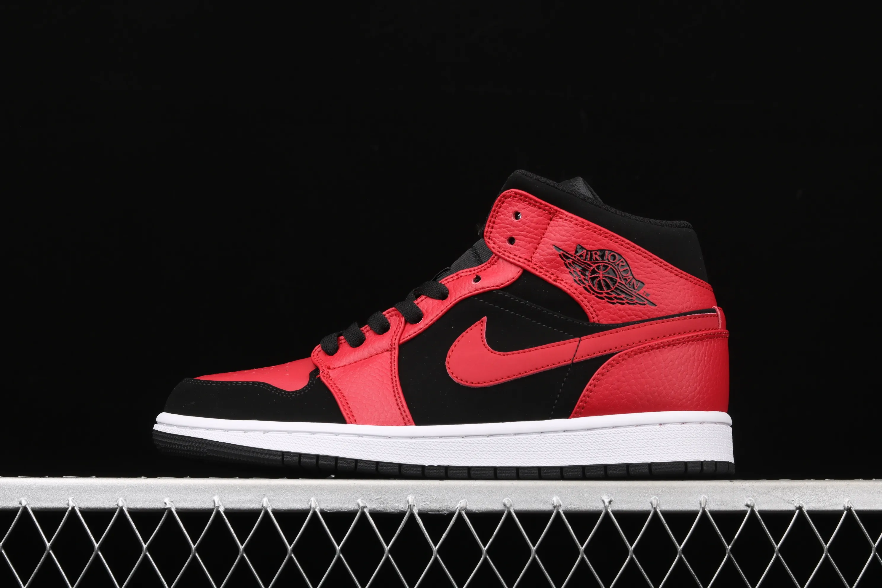 All categories Air Jordan Jordan series basketball shoes Air Jordan 1 Mid special price G version pure original Air Jordan 1 Mid AJ1 Joe 1 Xiaoban wear 554724-054
